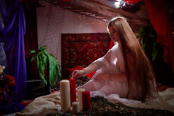 美丽的阿拉伯女孩蜡烛红色的房间完整的丰富的面料地毯苏丹后宫<strong>照片</strong>拍摄女人东方风格宫女模型提出了纱丽有<strong>爱心</strong>的妻子女主人