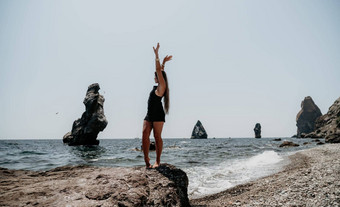 女人夏天旅行海快乐旅游他享受采取<strong>图片</strong>在户外记忆女人旅行者摆<strong>姿势</strong>海滩海包围火山山分享旅行冒险旅程