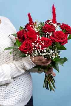 美丽的花束新鲜的红色的玫瑰祝贺你母亲的一天
