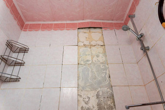脏破旧的浴室下降<strong>瓷砖架子</strong>上淋浴站