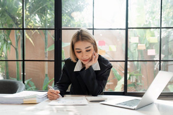 年轻的业务女人<strong>公司员工</strong>会计记账文档检查金融数据市场营销报告<strong>工作</strong>办公室移动PC文书<strong>工作</strong>管理