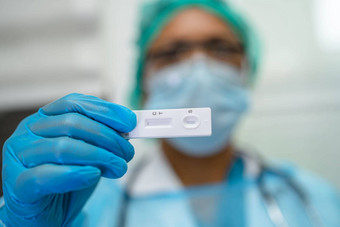 亚洲医生持有唾液抗原测试工具包检查科维德冠状病毒医院