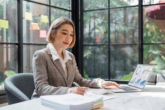 业务女人计算每月费用管理预算女人坐着表格计算器计算税退款工作办公室移动PC表格