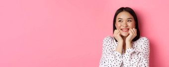 美皮肤护理概念特写镜头美丽的亚洲女人清洁脸脸红梦幻左欣赏促销提供站粉红色的背景