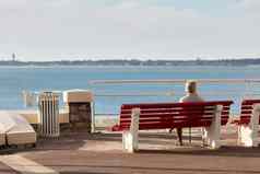 回来视图高级女人坐着板凳上海滩