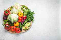 乡村木托盘选择新鲜的蔬菜绿色植物白色厨房表格前视图素食者饮食食物有机成分健康的营养概念空间文本