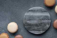 空大理石板色彩斑斓的柔和的生态手工制作的自然蛋白杏仁饼黑暗背景前视图