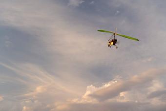 螺旋桨飞机苍蝇日落天空小私人悬挂式滑翔机多云的天空