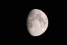 长焦图像四分之三的月亮陨石坑