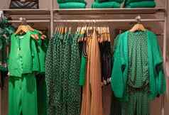 模型绿色礼服衬衫商店分组颜色