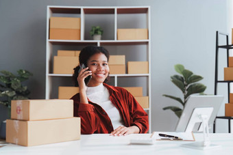 美国非洲企业家微笑会说话的移动电话检查在线订单成功的锻造企业家概念