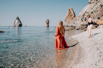 女人旅行海快乐旅游红色的衣服享受采取<strong>图片</strong>在户外记忆女人旅行者摆<strong>姿势</strong>岩石海湾包围火山山分享旅行冒险旅程