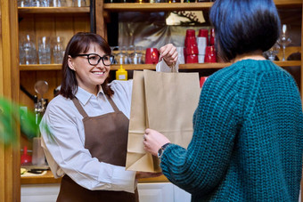 女人餐厅工人发行订<strong>单外卖</strong>食物纸袋