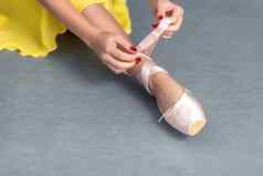 用带子束紧芭蕾舞鞋子脚芭蕾舞女演员