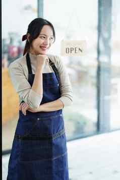 开始开放小业务年轻的亚洲女人显示微笑脸围裙站前面咖啡商店酒吧计数器业务老板餐厅咖啡师咖啡馆在线锻造
