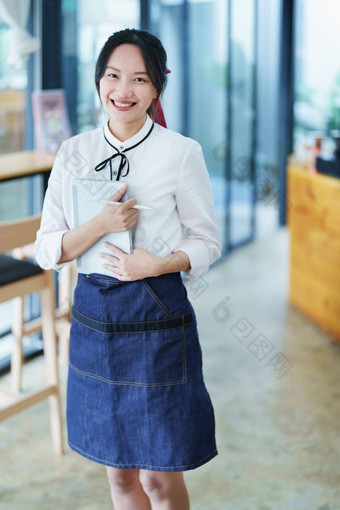 开始开放小业务年轻的亚洲女人显示微笑脸持有平板电脑围裙站前面咖啡商店酒吧计数器业务老板餐厅咖啡馆概念图片