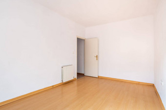 视图入口空房间画白色颜色木地板上散热器概念空房间移动改造乔迁庆宴聚会，派对