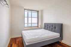 紧凑的简约舒适的双卧室木层压板地板白色墙窗口惊人的视图阳光明媚的夏天一天汽车旅馆房间概念