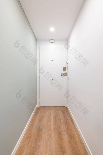 白色走廊入口明亮的房间门空公寓移动改造概念改造移动紧凑的公寓Copyspace