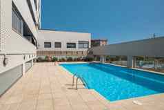 美妙的视图游泳池清晰的水酒店阳光明媚的温暖的夏天一天假期南部国家酒店概念高水平安慰Copyspace