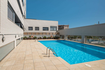 美妙的视图游泳池清晰的水酒店阳光明媚的温暖的夏天一天假期南部国家酒店概念高水平安慰Copyspace