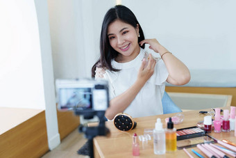 在线交易业务美丽的年轻的女人工作独立首页回顾化妆品产品相机客户增加感兴趣使购买决定