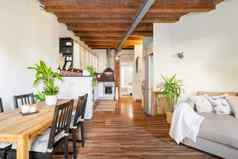 奢侈品设计生活房间厨房工作室木梁木条镶花之地板现代家具表格椅子俯瞰入口卧室玻璃砖