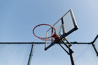 街头篮球篮子户外蓝色的天空背景复制空间城市青年游戏