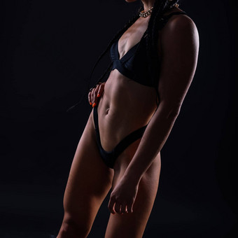 特写镜头拍摄年轻的女人腰肌肉发达的腹部肌肉ABS适合女运动员