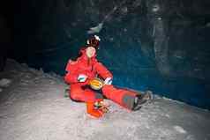 登山者探察洞穴的人吃深冰洞穴