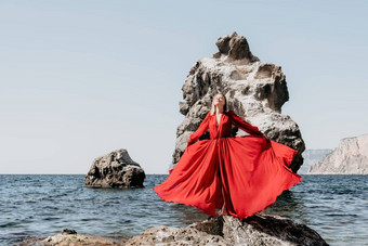 女人旅行海快乐旅游长红色的衣服享受采取图片在户外记忆女人旅行者摆姿势海滩海包围火山山分享旅行冒险旅程