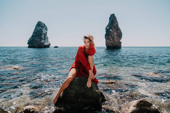 女人夏天旅行海快乐旅游长<strong>红</strong>色的衣服享受采取图片在户外<strong>记忆</strong>女人旅行者摆姿势海滩海包围火山山分享旅行冒险