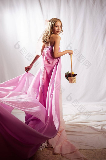 肖像可爱的孩子女孩摆姿势粉红色的美丽的衣服白色背景模型工作室温柔的魔法公主仙女塔莉照片拍摄白色背景