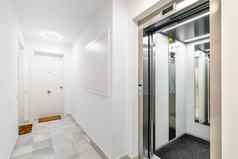 现代可靠的户外电梯视图大厅门公寓公寓建筑概念方便高科技城市发展