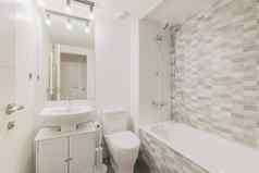 白色清洁浴室平铺的浴缸水槽厕所。。。镜子概念清洁简单的现代设计私人房子公寓Copyspace
