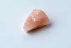 自然矿物水晶玫瑰石英宝石自然玫瑰石英水晶白色背景