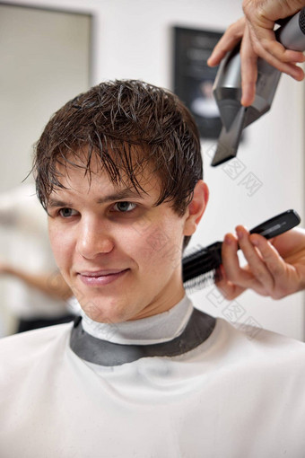 专业理发师工作男人。客户端头发干燥机理发师商店发型理发店