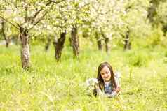 肖像可爱的漂亮的女孩春天盛开的树可爱的女孩微笑盛开的花园阳光明媚的一天孩子花童年自然温柔孩子们的一天