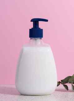 白色塑料容器泵液体产品粉红色的背景容器化妆品肥皂奶油