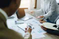 亚洲企业家业务人会议会议房间业务规划金融预算投资风险评估分析客户组增加公司增长