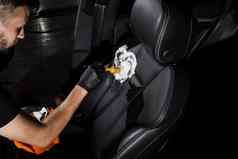 过程应用泡沫黑色的皮革座位刷工人汽车清洁服务清洁车内部车室内详细说明