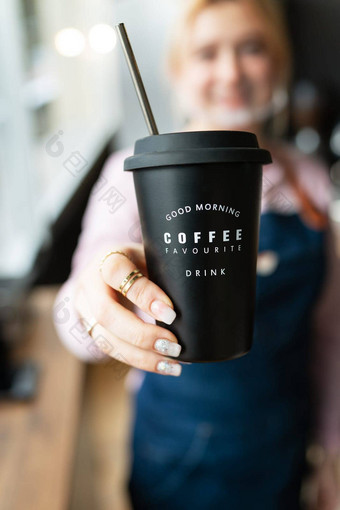 咖啡师女孩持有黑色的金属玻璃登记好早....最喜欢的咖啡喝手准备热咖啡专业咖啡准备