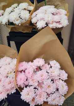 美丽的礼物花束菊花棕色（的）卡夫纸计数器花商店垂直