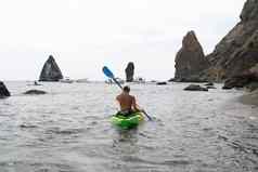 女人皮艇海快乐旅游享受采取图片在户外记忆女人旅行者摆姿势皮艇独木舟海包围火山山分享旅行冒险皮艇