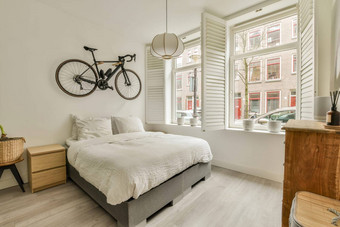 卧室床上自行车挂