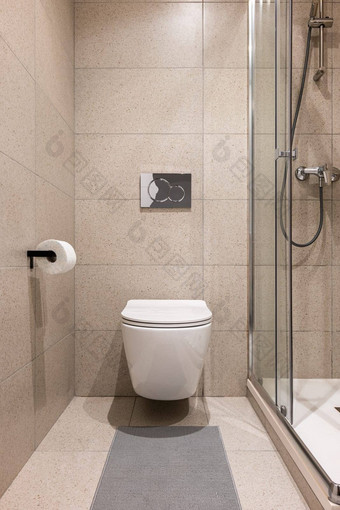 直接拍摄小浴室白色墙挂式厕所。。。玻璃淋浴时尚的米色瓷砖概念时尚的简单的<strong>简洁</strong>的设计浴室