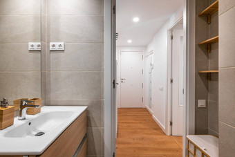 开放浴室水槽灰色的瓷砖镜子俯瞰大厅衣橱极简主义时尚的公寓概念<strong>简洁</strong>的设计酒店室内