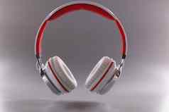 白色红色的现代耳机灰色的背景
