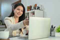 华丽的亚洲女商人沟通视频会议移动PC远程工作首页