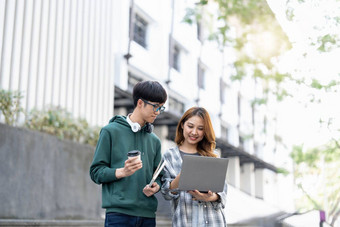 集团亚洲大学学生阅读书辅导特殊的类考试草场在户外幸福教育学习概念回来学校概念青少年人主题